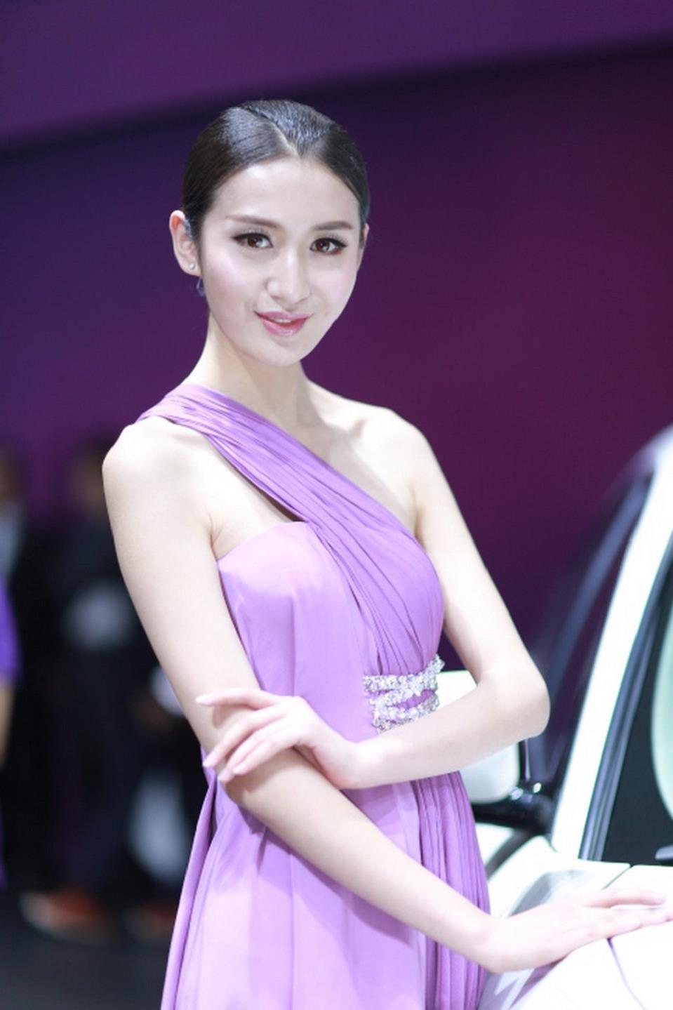 英菲尼迪紫裙模特水嫩清透的肌肤,英菲尼迪紫裙模特水嫩清透的肌肤