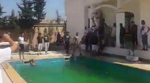 武装分子占领美国驻利比亚使馆 在泳池跳水
