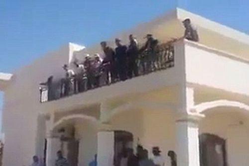 武装分子占领美国驻利比亚使馆 在泳池跳水