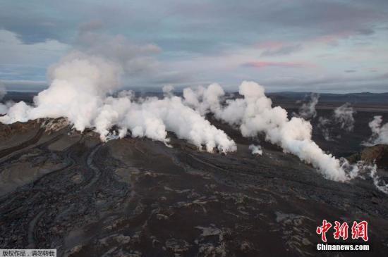 冰岛火山出现新裂缝再度喷发 发布红色航空警戒