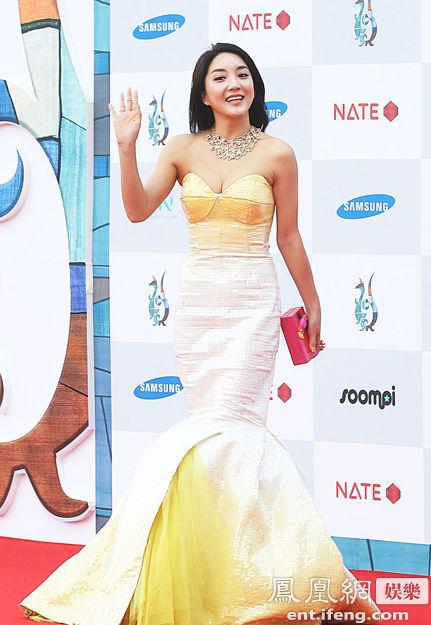韩国电视剧颁奖礼 女星走红毯性感抢镜,韩国女星Bada性感走红毯，美胸抢镜。