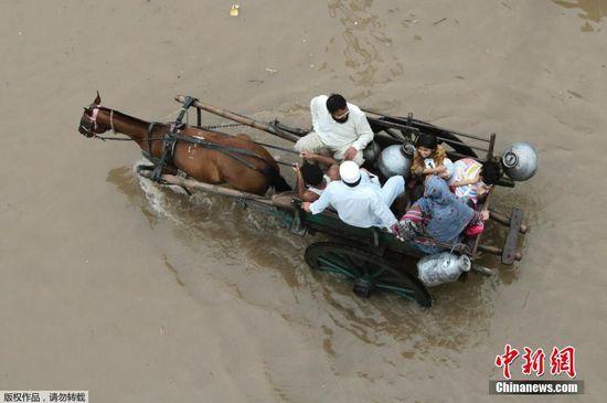 暴雨袭击巴基斯坦已致72人死亡