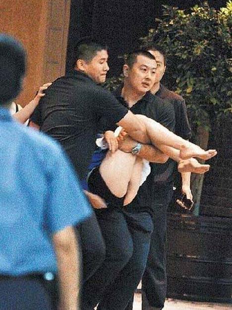 烂醉如泥的女星们,2012年8月7日，王菲在上海和平饭店举办派对。媒体拍到到场的一位女宾客，醉酒被扛出场。