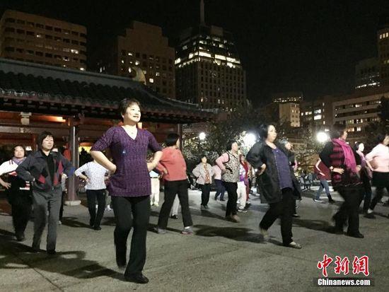 华裔大妈在美国旧金山中国城热跳广场舞(图)