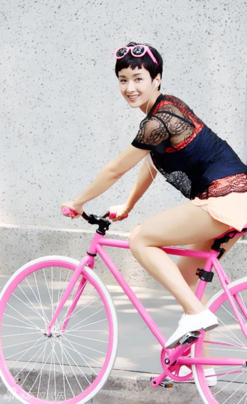 黄曼运动时尚大片 演绎性感运动范儿,黄曼演绎单车时尚