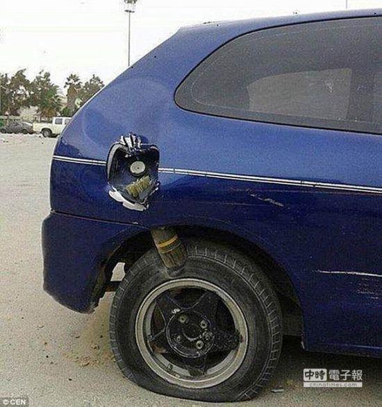 利比亚男子汽车被炮弹击中未爆炸 逃过一劫(图)