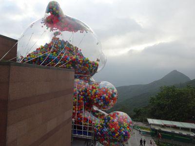 透明巨熊内装15万个气球 亮相香港山顶广场(图)