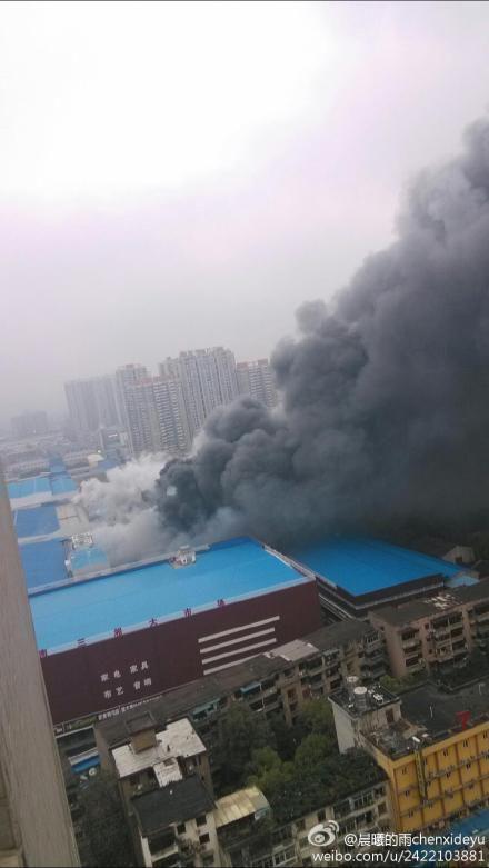 长沙三湘大市场起火 现场浓烟滚滚(图)