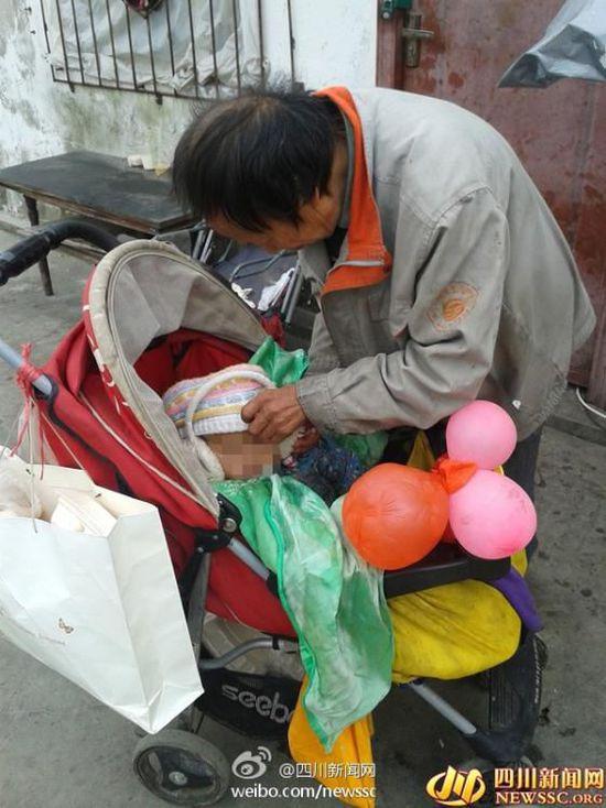 70岁老父亲抚养2岁儿子 每天捡垃圾吃(图)