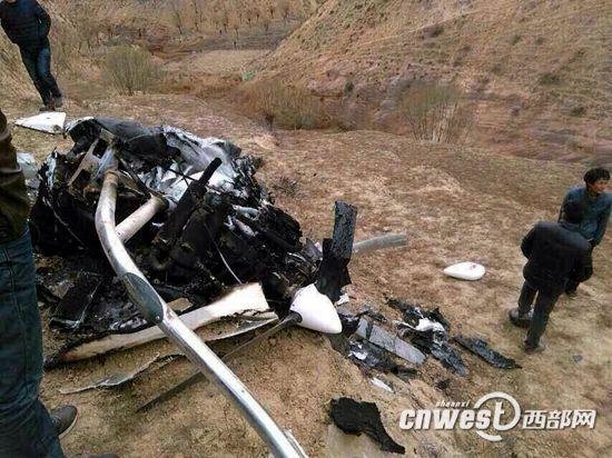 陕西榆林一架飞机坠毁 两名飞行员受伤