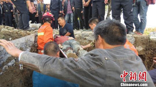 浙江浦江一处下水道坍塌 两人被埋受重伤