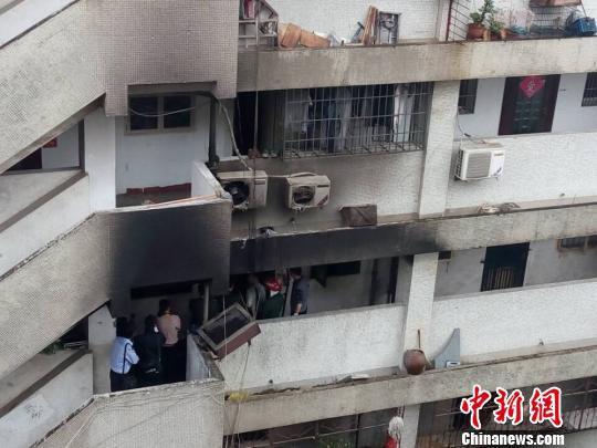 福建漳州居民楼疑似液化气爆炸 或有老人被困