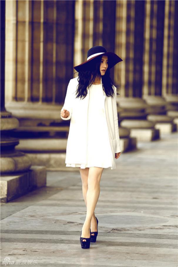 陶红巴黎复古写真 简约白裙显法式优雅,陶红巴黎复古写真