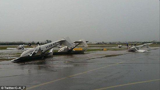 澳大利亚西部遇罕见暴风雨 4架小飞机被掀翻