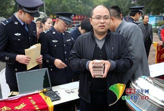 江苏宜兴警方集中退赃 民众排队领钱财(图)