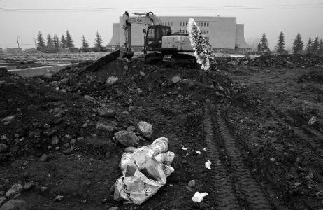 陕西村民阻止渣土车施工 被轧死在自家承包地内