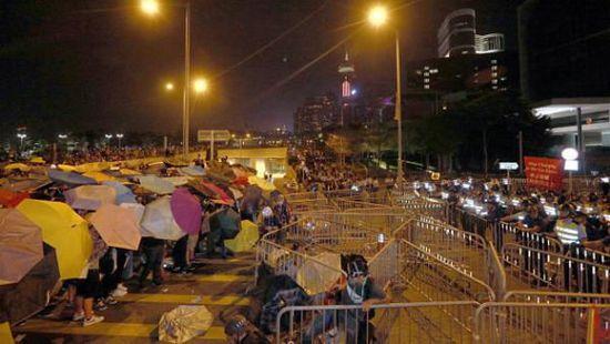 “占中”行动升级：香港政府总部遭围堵(图)