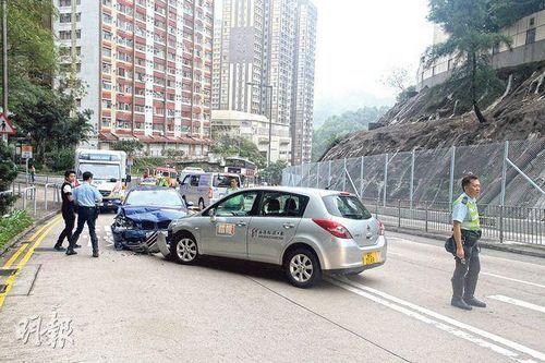 香港一司机打瞌睡撞采访车 两车车头损毁(图)