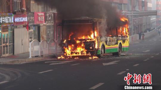乌鲁木齐一公交车突发大火 无人伤亡(图)