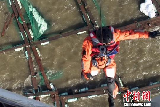 胶州湾2渔民因大风被困海上 北海救助飞行队救援