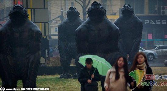 长春街头现数十裸体巨猿像 样貌惊悚(图)