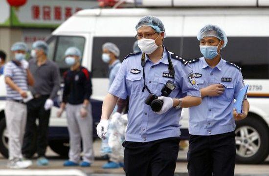 广州火车站凶徒信息曝光 戴白帽持长刀砍伤6人