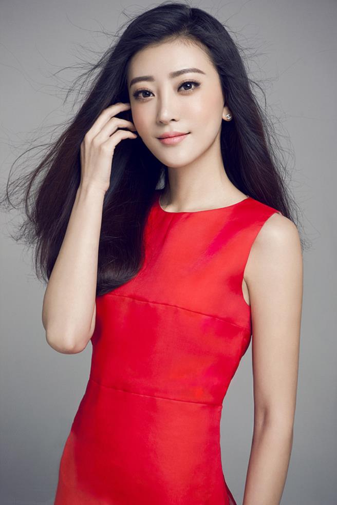 李婳最新时尚大片 红衣美人尽显独特魅力,李婳最新时尚大片 红衣美人尽显独特魅力