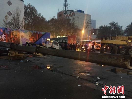 南京地铁工地吊车倒塌 已致2人被砸死亡4人受伤