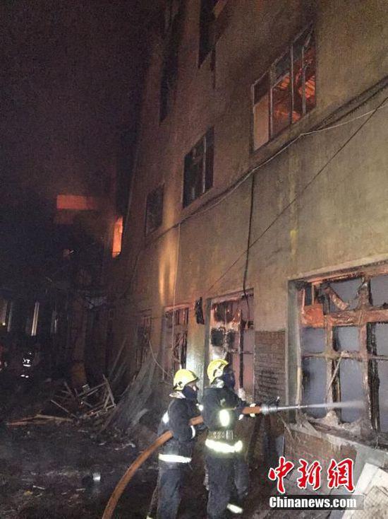 哈尔滨一家具厂凌晨起火 未造成人员伤亡(图)