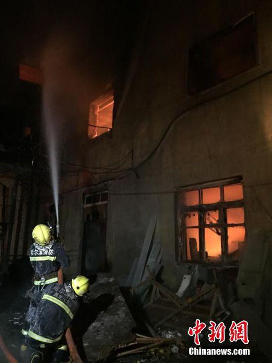哈尔滨一家具厂凌晨起火 未造成人员伤亡(图)