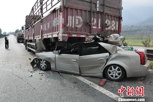 京昆高速四川凉山境内发生两车追尾 致2死3伤