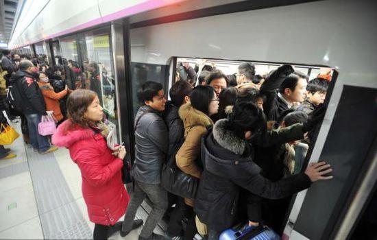 武汉地铁保洁员称被欠薪:"没心情"美化地铁(图)