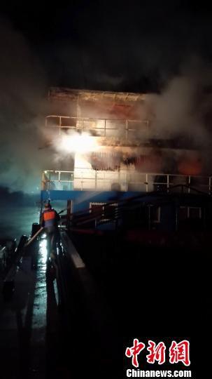 长江枝城港一艘船舶突发大火 未造成人员伤亡