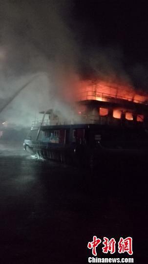 长江枝城港一艘船舶突发大火 未造成人员伤亡