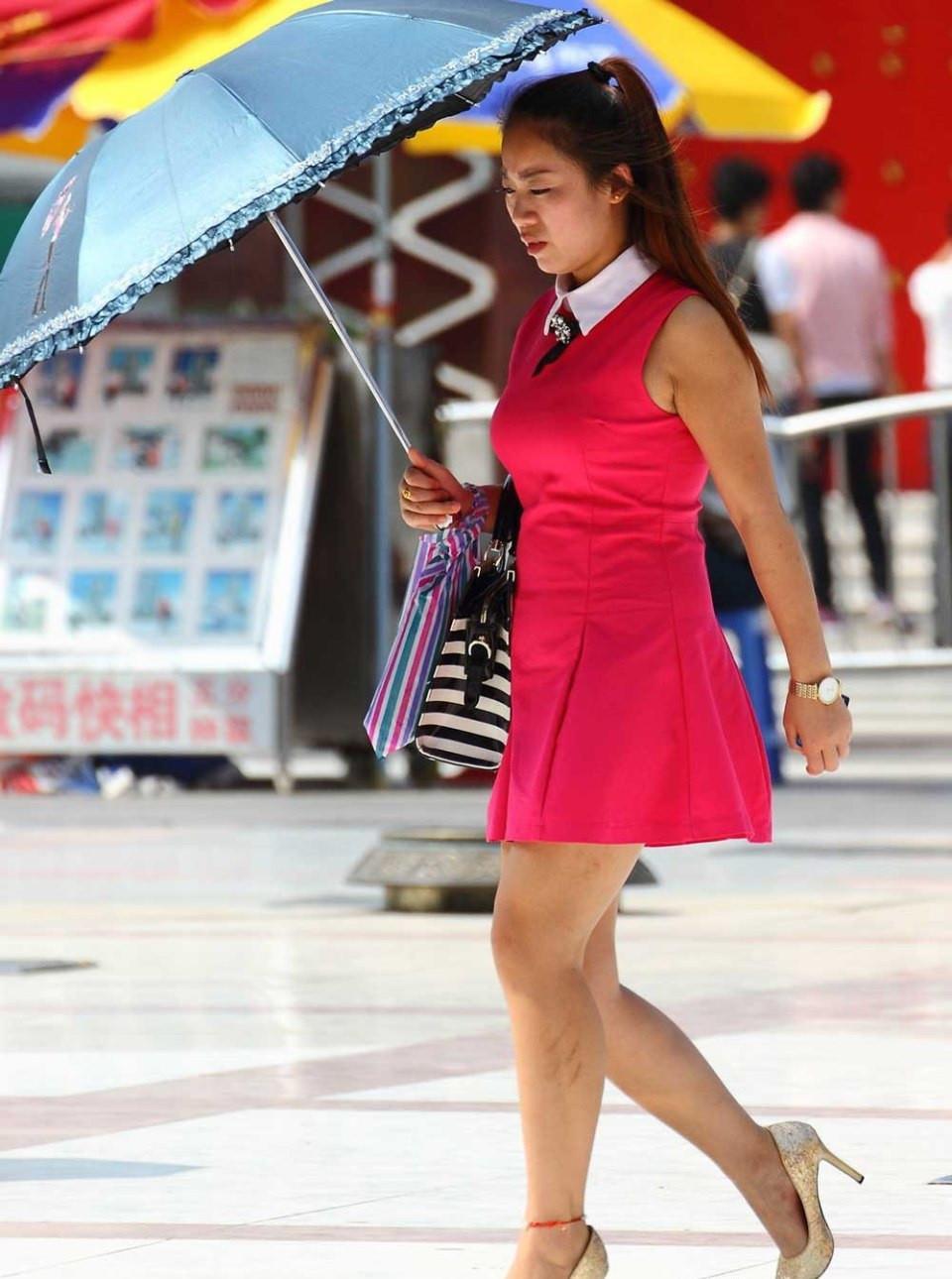 打遮阳伞的红色短裙美女穿着金色高跟甚是诱惑,打遮阳伞的红色短裙美女穿着金色高跟甚是诱惑