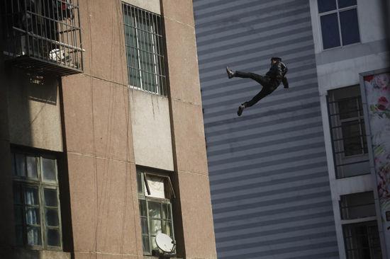 广西柳州一男子跳楼身亡 掉落瞬间被拍下(图)