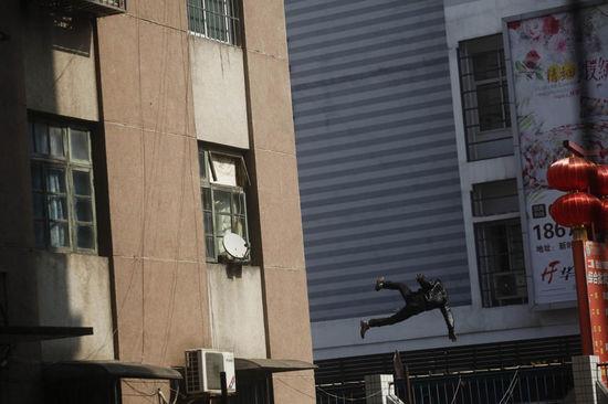 广西柳州一男子跳楼身亡 掉落瞬间被拍下(图)