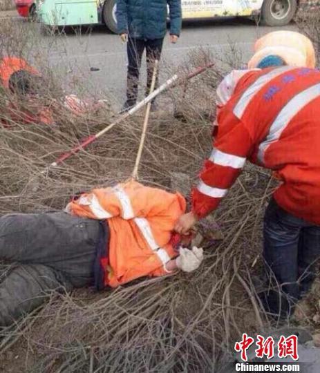 青海5名环卫工人作业时被撞 2人遇难3人受伤(图)