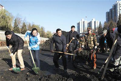 北京市委书记与志愿者一起清理护城河淤泥(图)