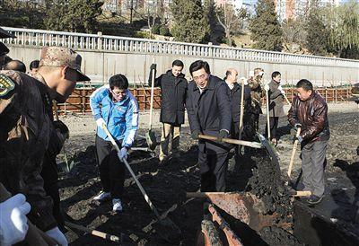 北京市委书记与志愿者一起清理护城河淤泥(图)