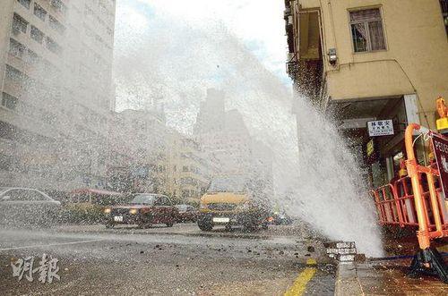 香港一条水管爆裂大量水喷出 工作人员紧急抢修