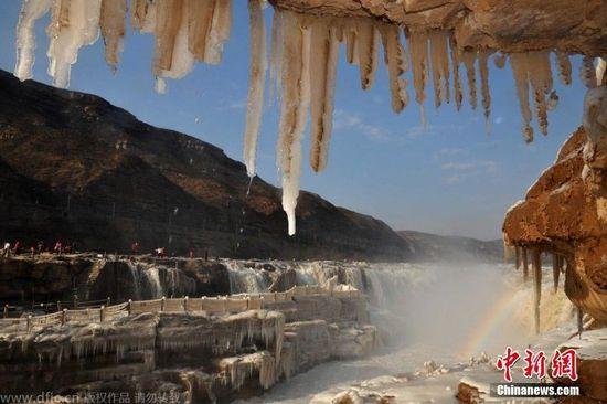 山西黄河壶口瀑布现流凌冰挂景观(图)