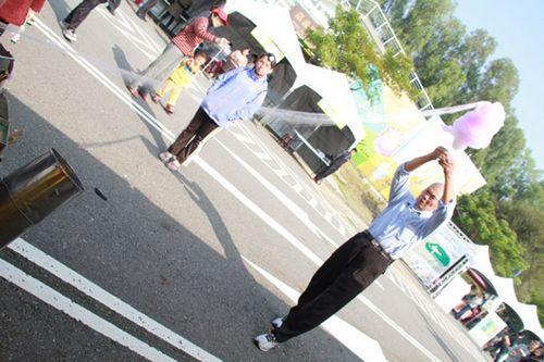 75岁街头艺人如舞缎带 拉出10米棉花糖(图)