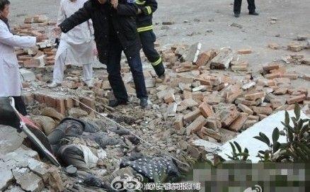 安徽淮北一中学围墙倒塌 疑有5名女生死亡(图)