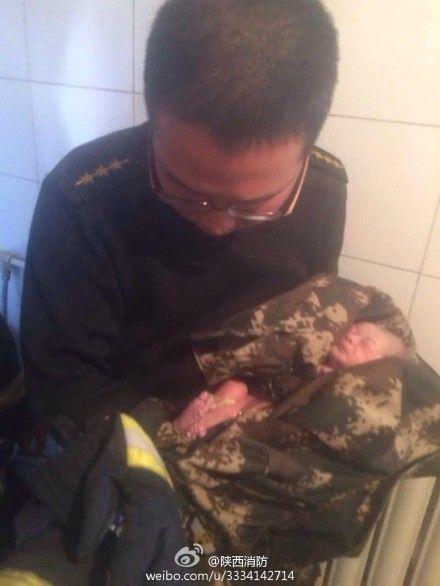 陕西榆林一名刚出生女婴被遗弃公厕内(图)