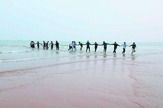 河北18名燕大学生手拉手组成人链营救落水女子