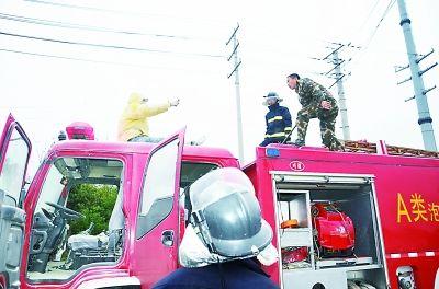 武汉男子纵火烧轿车 劫消防车被制服