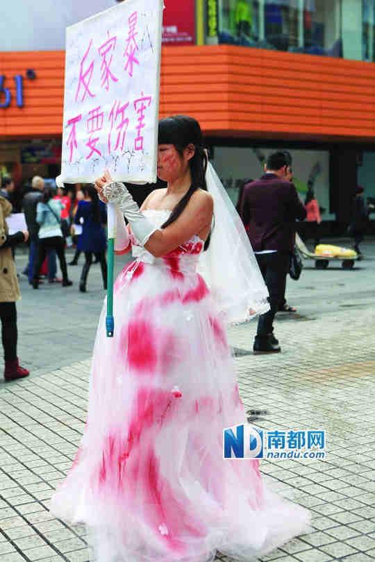 女子装扮"受伤新娘"身着染红婚纱街头反家暴(图)