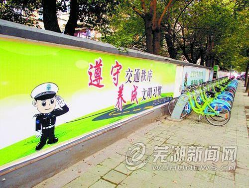 芜湖一公益广告上面所画的警察敬礼咋用左手？