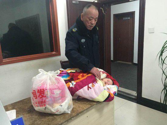 南京一女婴深夜被弃垃圾桶 警方将查其父母下落